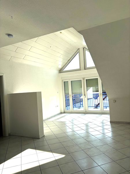 Über den Dächern von Schifferstadt: Bezugsfreie 3-Zi.-DG-Wohnung mit Westbalkon — provisionsfrei